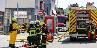 Einsatzkräfte der Feuerwehr bei einem ABC-Einsatz nach einem Säure-Unfall in einer Zahnarztpraxis in Bexbach (Foto: Brandon Lee Posse)