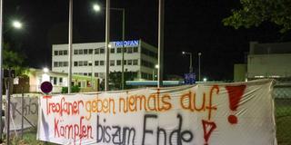 Protestbanner vor dem Treofan-Werk in Neunkirchen (Foto: Brandon Lee Posse)