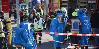 Einsatzkräfte bei einem Chlorgasaustritt im St. Ingberter Schwimmbad  (Foto: Brandon Lee Posse)