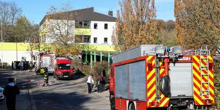 Reizgasalarm an Elversberger Gemeinschaftsschule. Fahrzeuge der Feuerwehr stehen vor dem Gebäude. (Foto: Brandon Lee Posse)