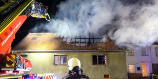 Einsatz der Feuerwehr bei einem Dachstuhlbrand in Schiffweiler  (Foto: Brandon Lee Posse)