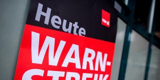 Ein Plakat der Gewerkschaft Verdi mit der Aufschrift «Heute Warnstreik» (Foto: picture alliance/dpa | Hauke-Christian Dittrich)