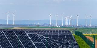 Ein Solarpark steht in der Nähe zu mehreren Windkraftanlagen. (Foto: picture alliance/dpa | Andreas Arnold)