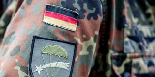 Aufnäher an der Jacke eines Deutschen Fallschirmjägers (Foto: picture alliance / dpa | Martin Förster)