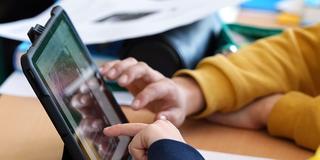 Schüler arbeiten im Unterricht an einem Tablet (Foto: picture alliance/dpa | Soeren Stache)