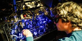 Symbolbild: Physikalische Forschung in einem Quantenlabor (Foto: picture alliance/dpa | Marijan Murat)