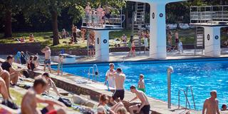Zahlreiche Besucher in einem Freibad (Foto: picture alliance/dpa | Georg Wendt)
