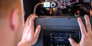 Eine moderne Gasbrennwerttherme wird von einer Fachkraft montiert und eingestellt (Foto: picture alliance/dpa | Jan Woitas)