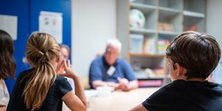 Grundschüler (vorne) sprechen nach einem Streit mit Mediatoren. (Foto: picture alliance/dpa | Philipp Schulze)