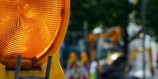 Eine Baustellenlampe steht an einer Straßenbaustelle (Foto: picture alliance/dpa | Sabina Crisan)