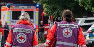 Notfallseelsorgerinnen auf dem Weg zu einem Einsatzort (Foto: picture alliance/dpa/All4foto.de | Sascha Baumann)