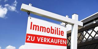 Schild mit der Aufschrift "Immobilie zu verkaufen" vor einem Haus (Foto: picture alliance / CHROMORANGE | Christian Ohde)