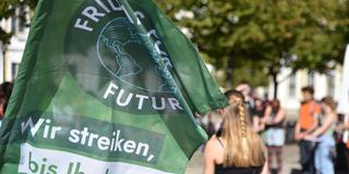 Eine Fahne von Fridays for Future auf einer Klimademonstration (Foto: picture alliance/dpa | Simon Kremer)