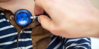 Ein Kinderarzt untersucht einen Patienten mit dem Stethoskop (Foto: picture alliance/dpa | Sebastian Gollnow)
