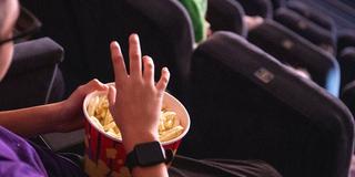 Mit Popcorn im Kinosaal (Foto: picture alliance/dpa | Sebastian Gollnow)