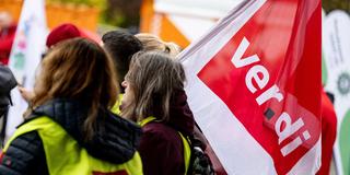 Tarifverhandlungen für den öffentlichen Dienst. Verdi-Mitglieder demonstrieren.  (Foto: picture alliance/dpa | Fabian Sommer)