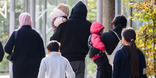 Geflüchtete verlassen eine Landesaufnahmebehörde (Symbolbild) (Foto: picture alliance/dpa | Julian Stratenschulte)