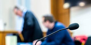 Ein Mikrofon zur Aufzeichnung von Aussagen vor Gericht (Foto: picture alliance/dpa | Sina Schuldt)