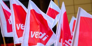 Streikende mit Verdi-Fahnen (Foto: picture alliance/dpa | Klaus-Dietmar Gabbert)