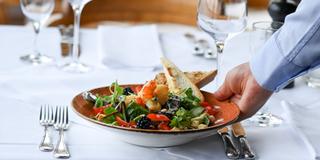Ein Salat-Teller wird in einem Restaurant serviert. (Foto: picture alliance/dpa | Jens Kalaene)