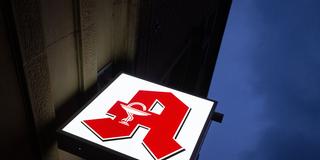 Ein Apothekenschild leuchtet an der Fassade eines Gebäudes (Foto: picture alliance/dpa | Marijan Murat)