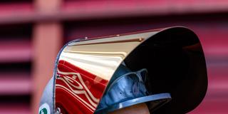 Das Logo der Industriegewerkschaft Metall (IG Metall, IGM) spiegelt sich im Schutzschild am Helm eines Stahlarbeiters (Foto: picture alliance/dpa | Philipp von Ditfurth)