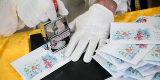 Der Nikolaus stempelt Briefe ab (Foto: picture alliance/dpa | Oliver Dietze)