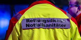 Sanitäter im Einsatz. (Foto: picture alliance/dpa | David Inderlied)