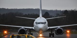 Ein Flugzeug einer Linienverbindung steht auf dem Rollfeld des Flughafen Saarbrücken. (Foto: picture alliance / BeckerBredel | BeckerBredel)