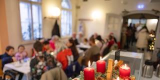 Vier Kerzen brennen an einem Adventskranz bei der Weihnachtsfeier für Bedürftige. (Foto: picture alliance/dpa | Michael Reichel)