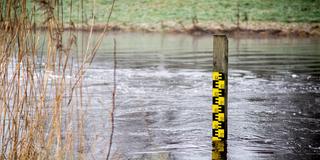 Ein Pegel zeigt den aktuellen Wasserstand eines Gewässers bei Hochwasser an. (Foto: picture alliance / Hauke-Christian Dittrich )