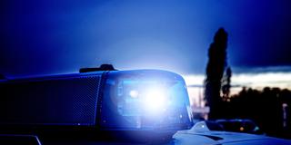 Einsatzfahrzeug der Polizei mit Blaulicht (Foto: picture alliance / Fotostand / K. Schmitt)