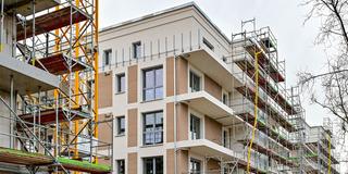 Eine Baustelle mit neuen Wohnungen in neu gebauten Mehrfamilienhäusern (Foto: picture alliance/dpa | Patrick Pleul)