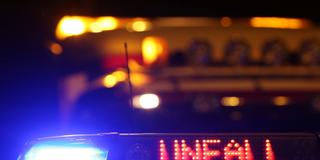 Blaulicht mit dem Schriftzug „Unfall“ bei Nacht (Foto: picture alliance / dpa | Malte Christians)