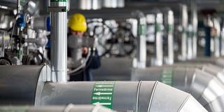 Ein Techniker kontrolliert Wärmeleitungen in einem Heizkraftwerk (Foto: picture alliance/dpa | Marijan Murat)