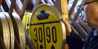 Panzerschild. Ein gelbes MLC-Schild (Military Load Class) in ein Regal  (Foto: picture alliance / dpa | Caroline Seidel)