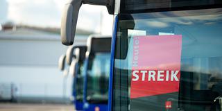 In einem Bus der Saarbahn GmbH hängt ein Schild mit der Aufschrift «Heute: Streik» (Foto: picture alliance/dpa | Laszlo Pinter)