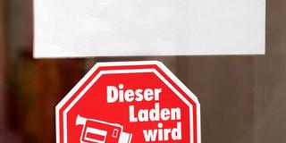 Hinweisschild auf Videoüberwachung am Eingang eines Geschäftes (Foto: picture alliance / CHROMORANGE | Weingartner-Foto)