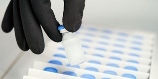 Kontrolle in der Pharma-Produktion (Foto: picture alliance/dpa | Uwe Anspach)