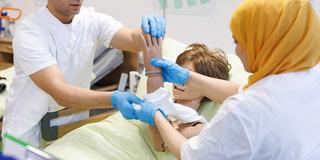 Ausländische Pflegefachkräfte nehmen Teil an einem Praxistraining. (Foto: picture alliance/dpa | Friso Gentsch)
