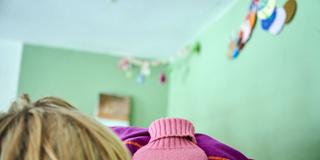 Ein krankes Kind liegt mit Wärmflasche im Bett (Foto: picture alliance/dpa | Annette Riedl)