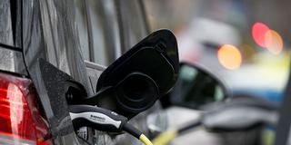 Ein Elektroauto wird an einer Ladestation geladen (Foto: picture alliance/dpa | Marijan Murat)