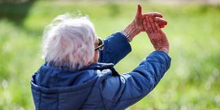 Eine Seniorin macht Dehnübungen im Alltag (Foto: picture alliance/dpa | Jan Woitas)