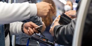 Ein Fahrkartenkontrolleur kontrolliert den Fahrschein von einem Fahrgast (Foto: picture alliance/dpa | Daniel Karmann)