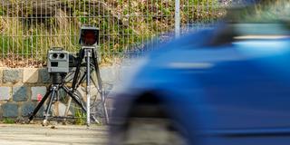 Eine sogenannte Radar-Falle, auch „Blitzer“, zur Geschwindigkeitsmessung von Straßenfahrzeugen (Foto: picture alliance/dpa | Daniel Karmann)