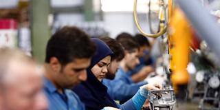 Ausländische Leiharbieter in der Produktion am Fließband. (Foto: picture alliance/dpa/epa | Abedin Taherkenareh)