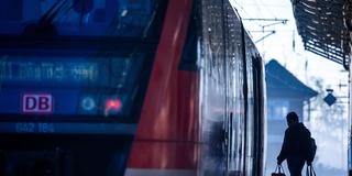 Ein Fahrgast steigt in einen Regionalzug (Foto: picture alliance/dpa | Jens Büttner)