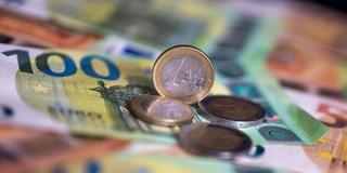 Geldscheine und Münzen liegen auf einem Tisch.  (Foto: picture alliance/dpa | Monika Skolimowska)