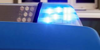 Blaulicht an einem Einsatzfahrzeug der Polizei (Foto: picture alliance/dpa | Bodo Schackow)