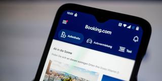 Auf einem Smartphone ist die App des Reiseportals Booking.com zu sehen (Foto: picture alliance/dpa | Fabian Sommer)